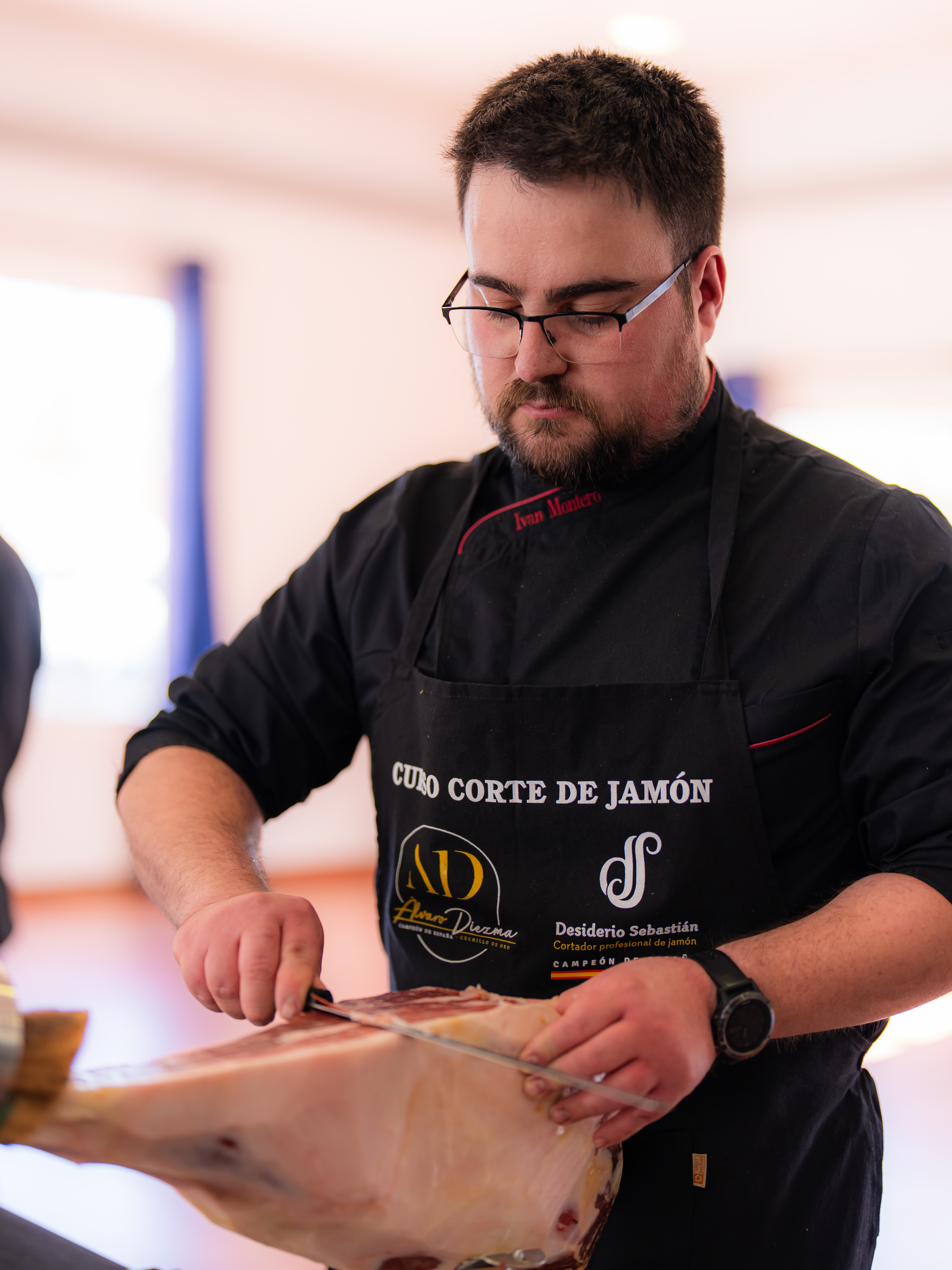 Ivan Montero Grau cortando jamón ibérico profesionalmente — cortador de Tortosa